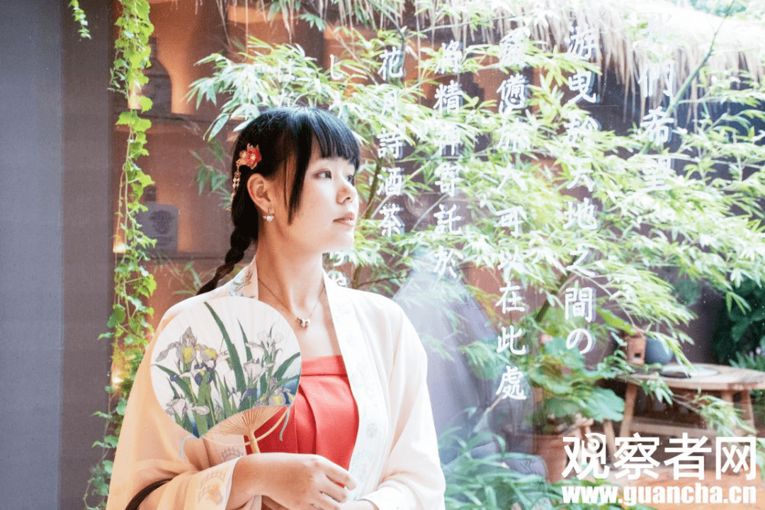 车主|人物|汉服小姐姐和她装不进柜子的“大潮玩”