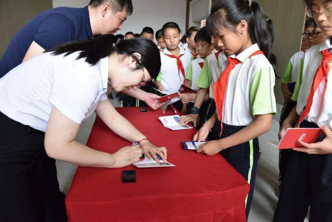 小学生在刘谦初红色文化园打卡参观为了更好地配合打卡"红色护照"