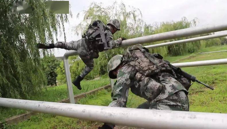 耐力和爆发力充分检验官兵的战术技巧再将15公斤重的轮胎翻滚50米弹药