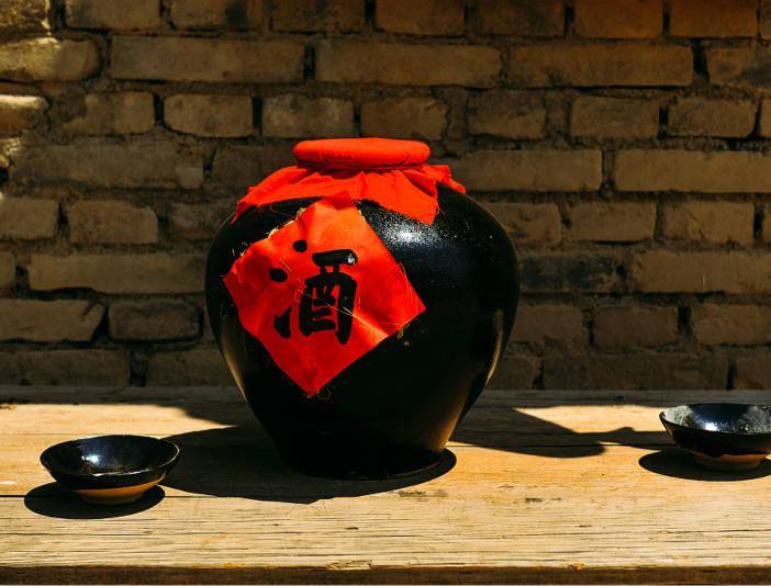 文章|致癌也要“喝酒”，白酒板块淡定微跌，但斌：最近被某些“文章”吓怕了