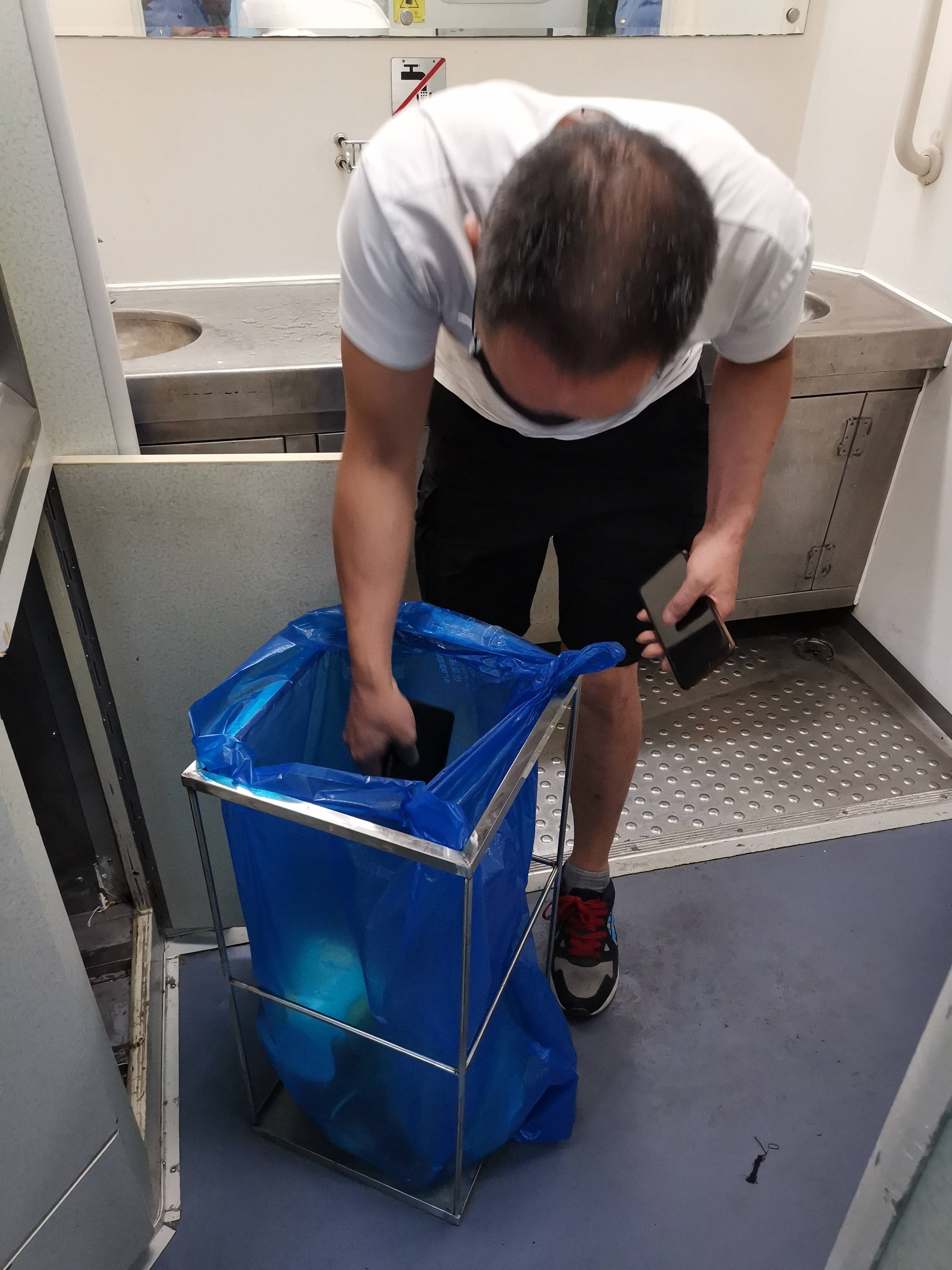 据交代白衣男子姓王本来是准备坐火车去广州打工看到车厢里面人少