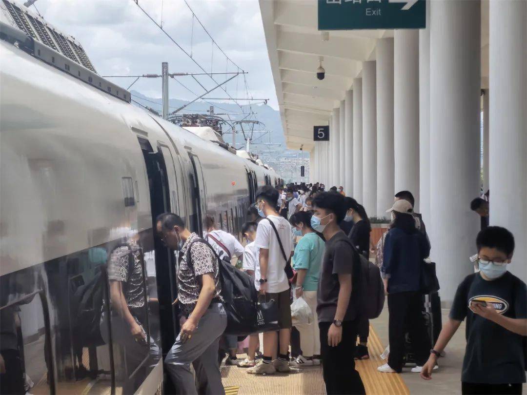 火车里撞了我八次高c温才生 剥开阴唇里面有小颗粒