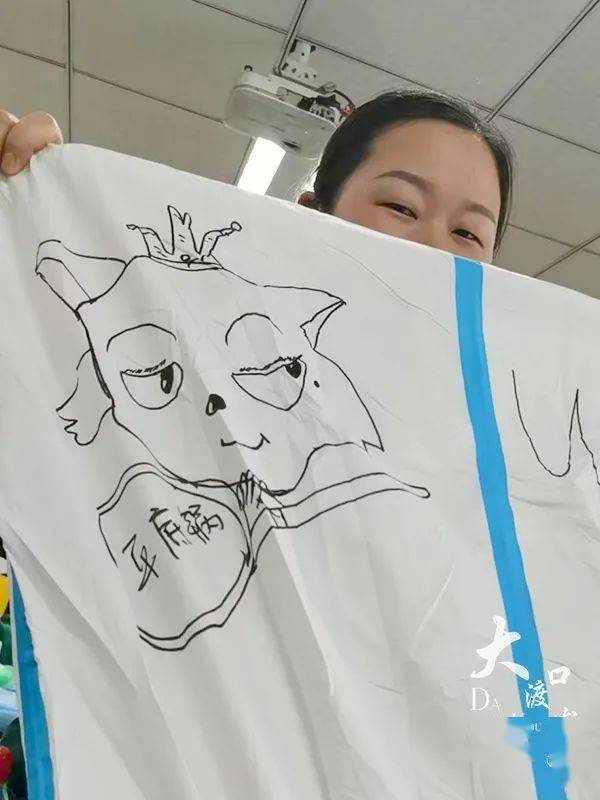 她是大渡口防疫一线的灵魂画手在防护服上画了44个形态各异的卡通人物
