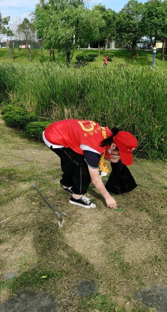 虽然是炎炎夏日,但小志愿者们个个干劲十足,看着清理后干净整洁的