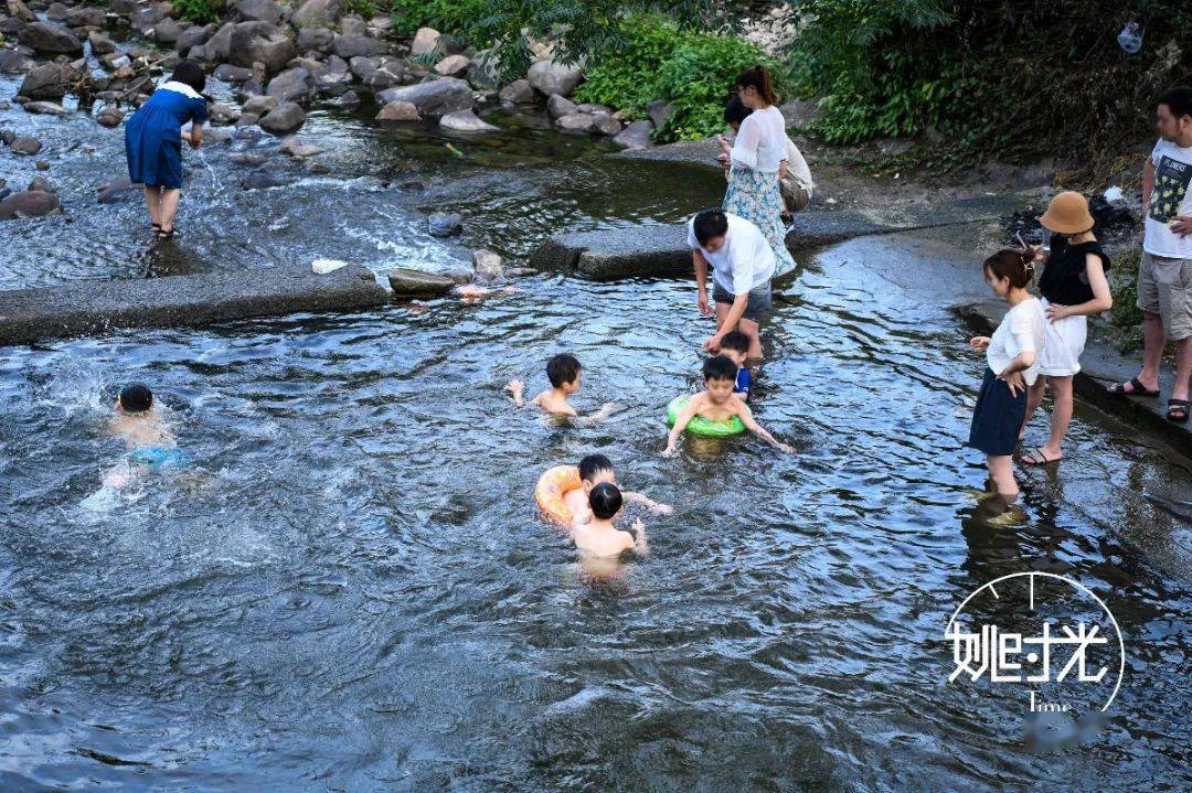 记得小时候,我也经常这样,每天吃过午饭便迫不及待的想去小溪游泳了.