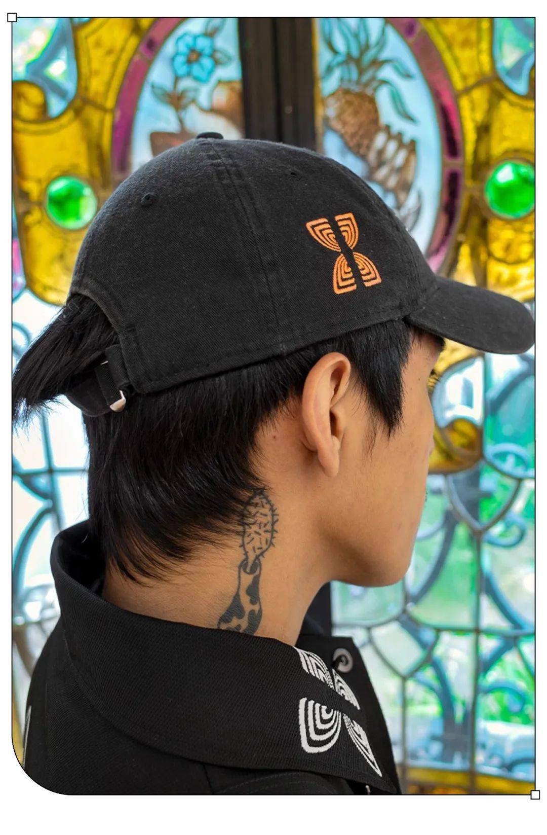 boredom」印花贯穿融入kiko「签名式」的剪裁相当特别而除了服饰单品