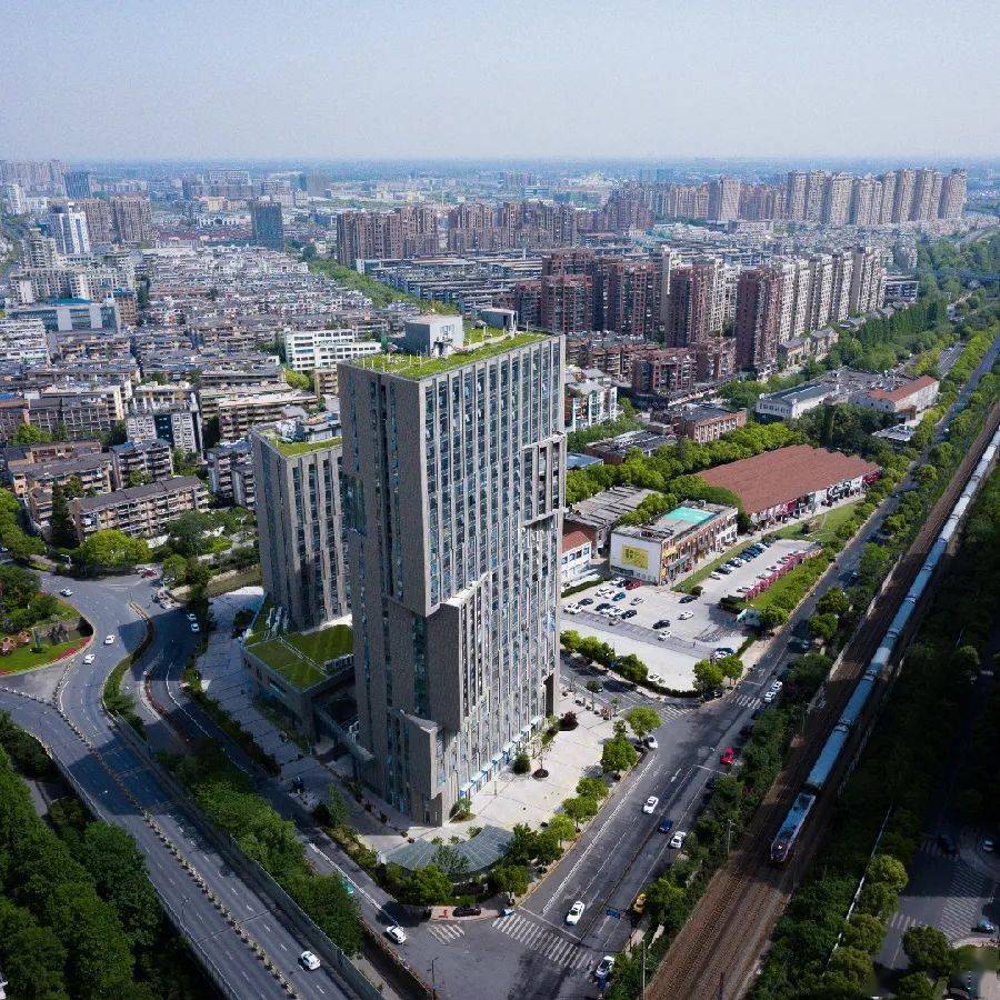 新天地文创大厦不同于普通写字楼的千篇一律,整个园区基于旧时厂房之