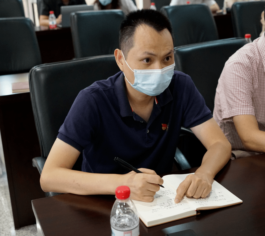 潘新潮为市人大机关党员干部讲党课