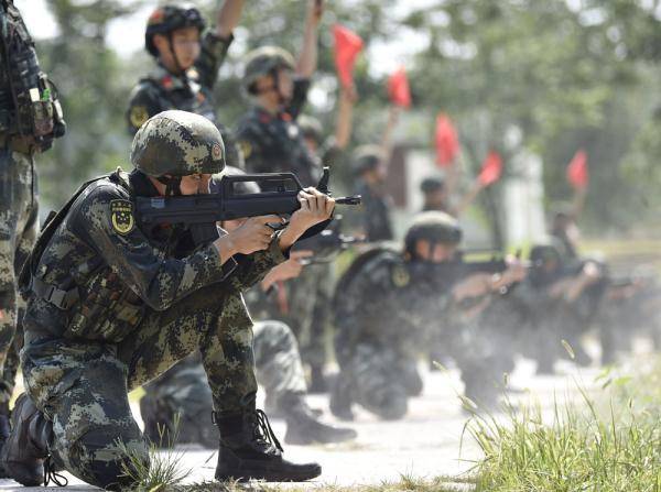8月5日,武警重庆总队机动支队侦察中队官兵在进行楼房下滑训练.