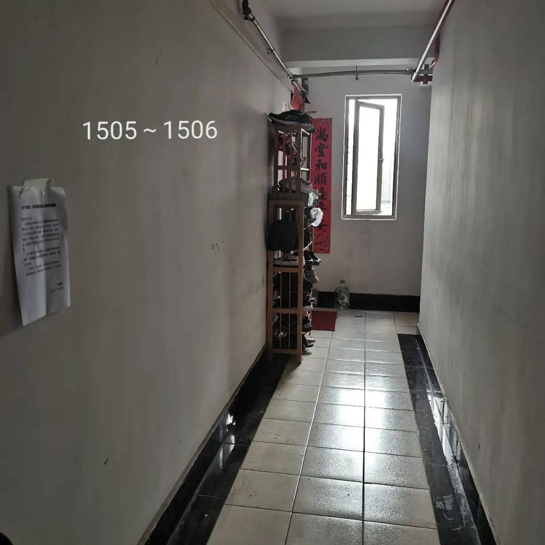 破旧纸板,塑料花盆等杂物不见了,这下楼道里干净了!