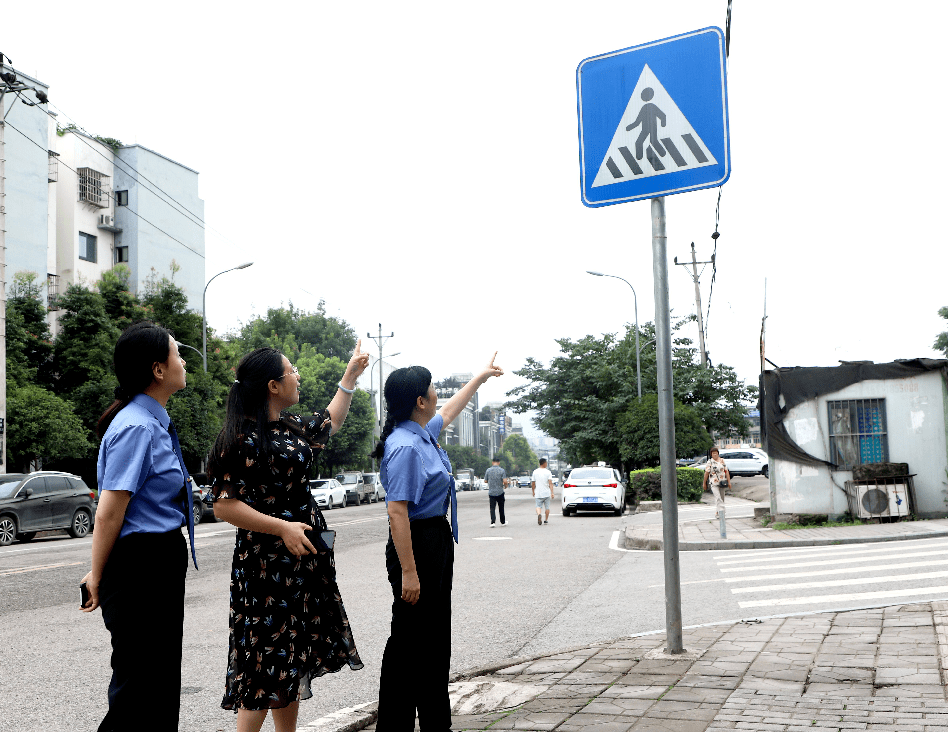 车辆|我为群众办实事丨一条斑马线 破解学生出行难