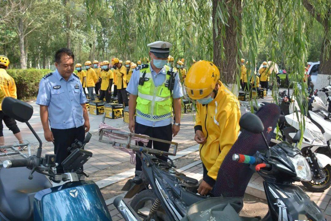 赤峰交警进美团讲安全