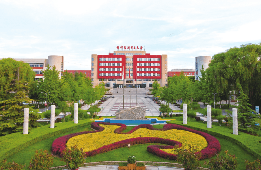 北京工业大学发布通知指出,旅居地在国内中高风险地区及全域实行封闭