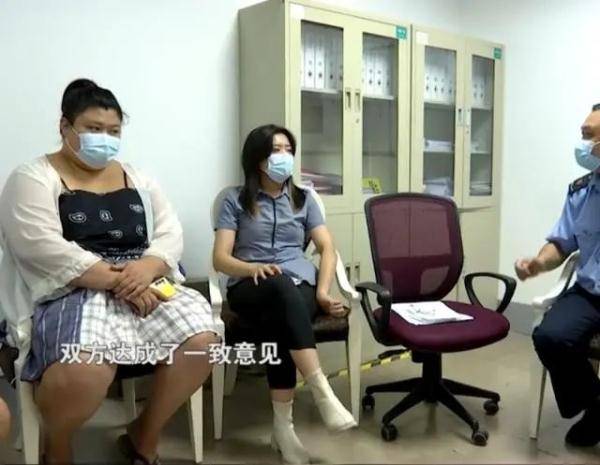 顾客|饭店误将84消毒液当茶水端上桌，顾客一口下去住院8天…