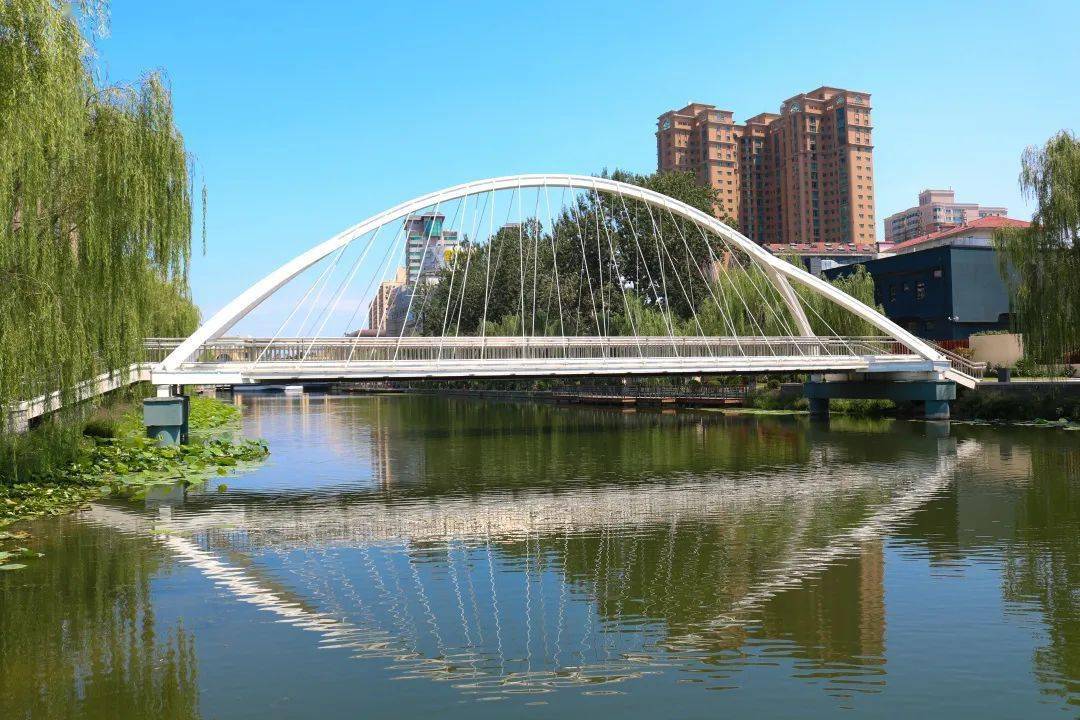 绿荫,桥梁,亲水平台及建筑缓缓展开一幅美轮美奂的灯光画卷,在亮马河