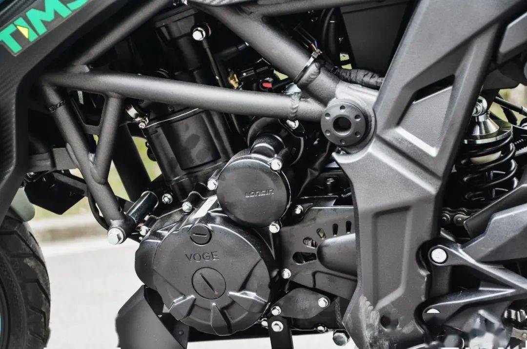 无极自主研发的dohc双顶置凸轮轴四气门水冷电喷发动机,厂方代号ke300