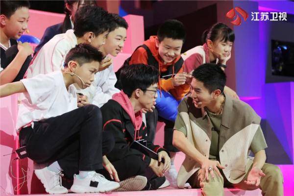 伯骞|《超脑少年团》开启“名画”修复任务马钦伟率队背水一战