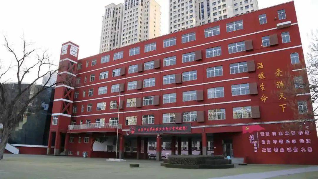 十二中,师爱中学校长冯国雷持乐观态度"义务教育是公益性事业'公参