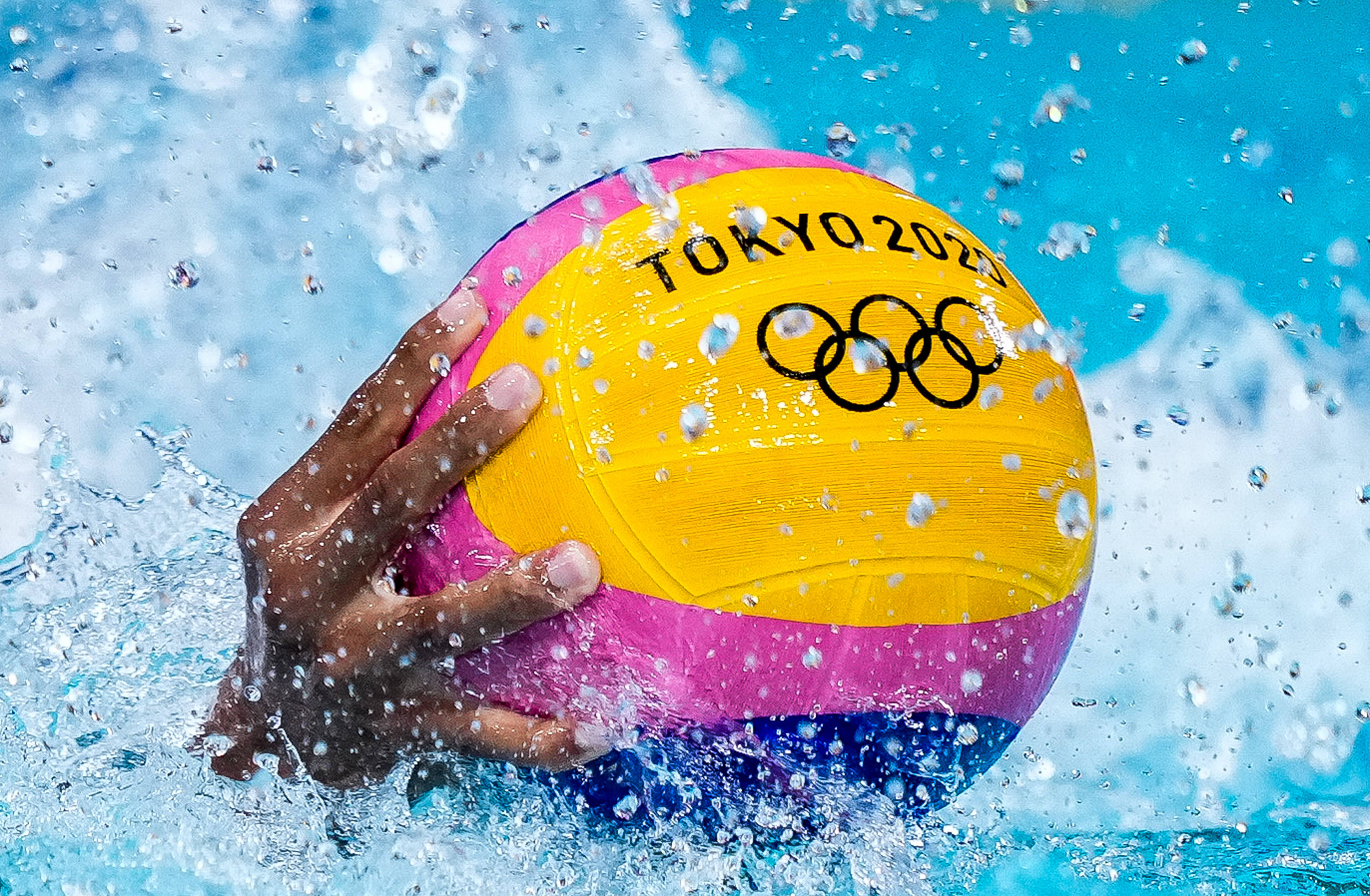 8月6日,球员在东京奥运会水球男子5-8排名赛美国队对阵意大利队的比赛