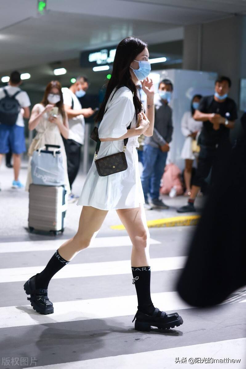 金晨身穿白色衬衫裙清新减龄搭配黑色中筒袜美腿又细又长