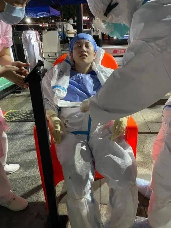 医护|他们累瘫的样子，让人心疼