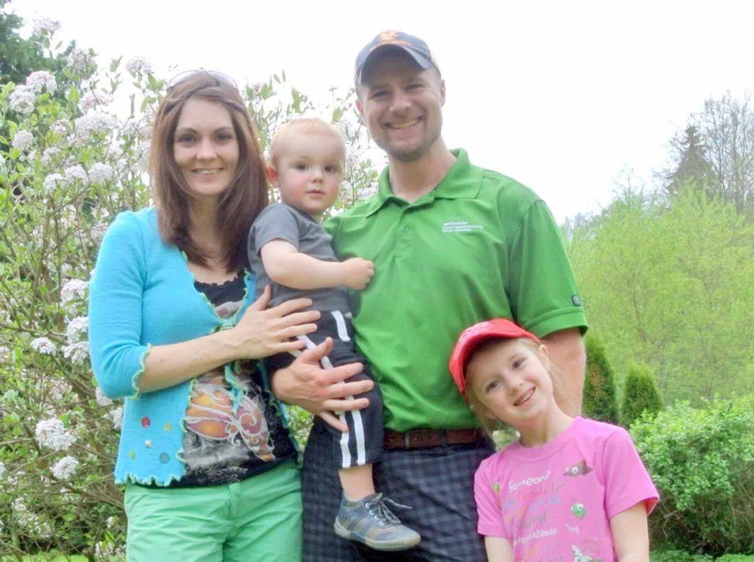 场外,一直等待在旁的妻子卡特琳娜,已经隔着围栏伸出双手,埃蒙斯直奔