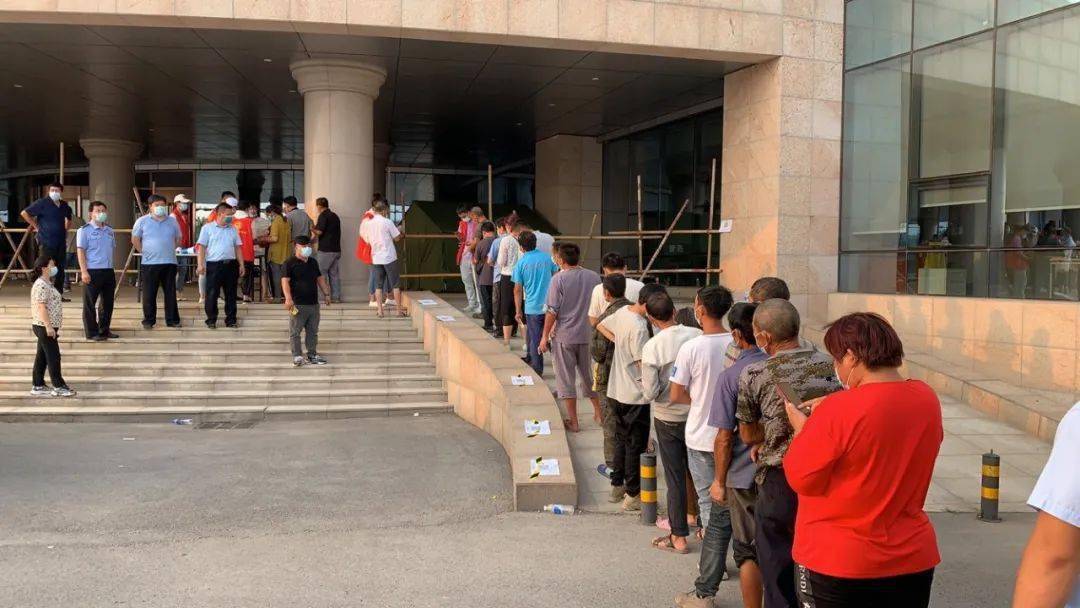 精武镇对辖区各大建筑工地相关从业人员开展预防性大规模人群核酸检测
