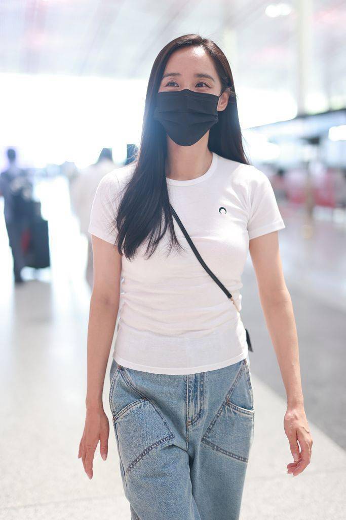 王智白t搭浅蓝牛仔裤清新简约长发飘飘亲和挥手尽显女神气质