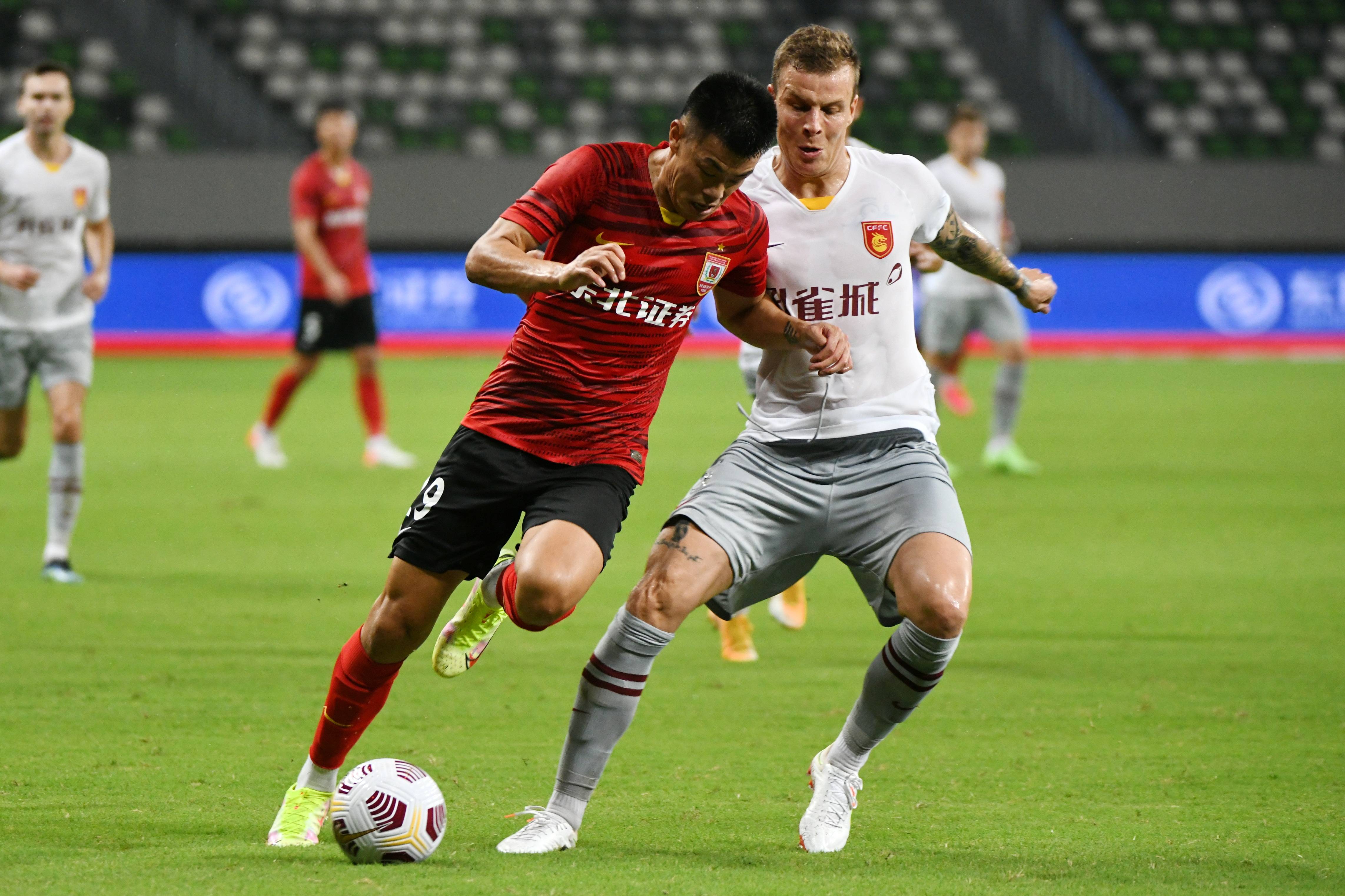 新华社照片,苏州(江苏),2021年8月9日8月9日,长春亚泰队球员谭龙(左)