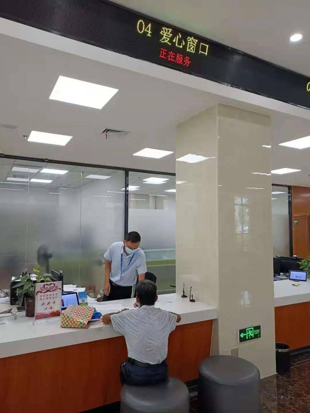 我为群众办实事爱心窗口来了特殊人群办事不再难