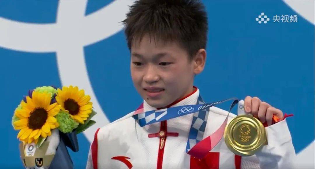 当看到大屏幕上显示自己是冠军后 全红婵的主管教练刘犇一把抱起了