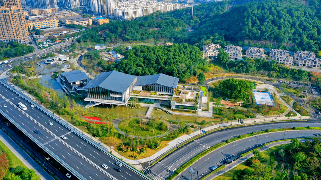 如今,佔地約400畝的臨平山休閒公園充分發揮臨平山水稟賦價值,已成為