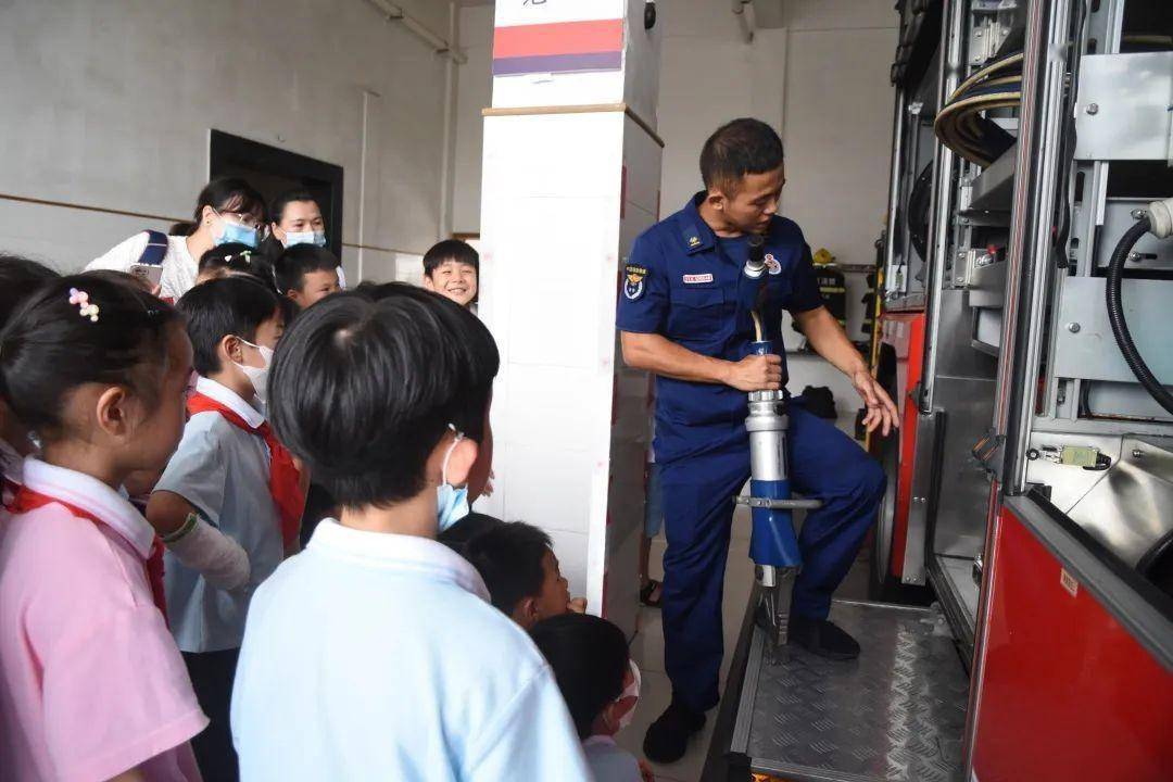 学生列队参观消防车库8月10日下午,象山县丹城第二小学50余名师生家长