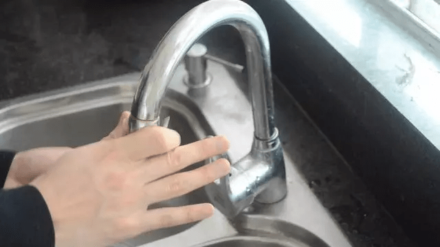 锅盖|用完的牙膏管别扔掉，放在厨房一年能省不少钱，邻居见了纷纷学！