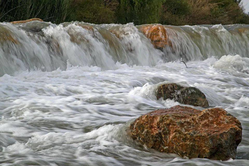 张掖黑河"弱水三千叠瀑"气势壮观