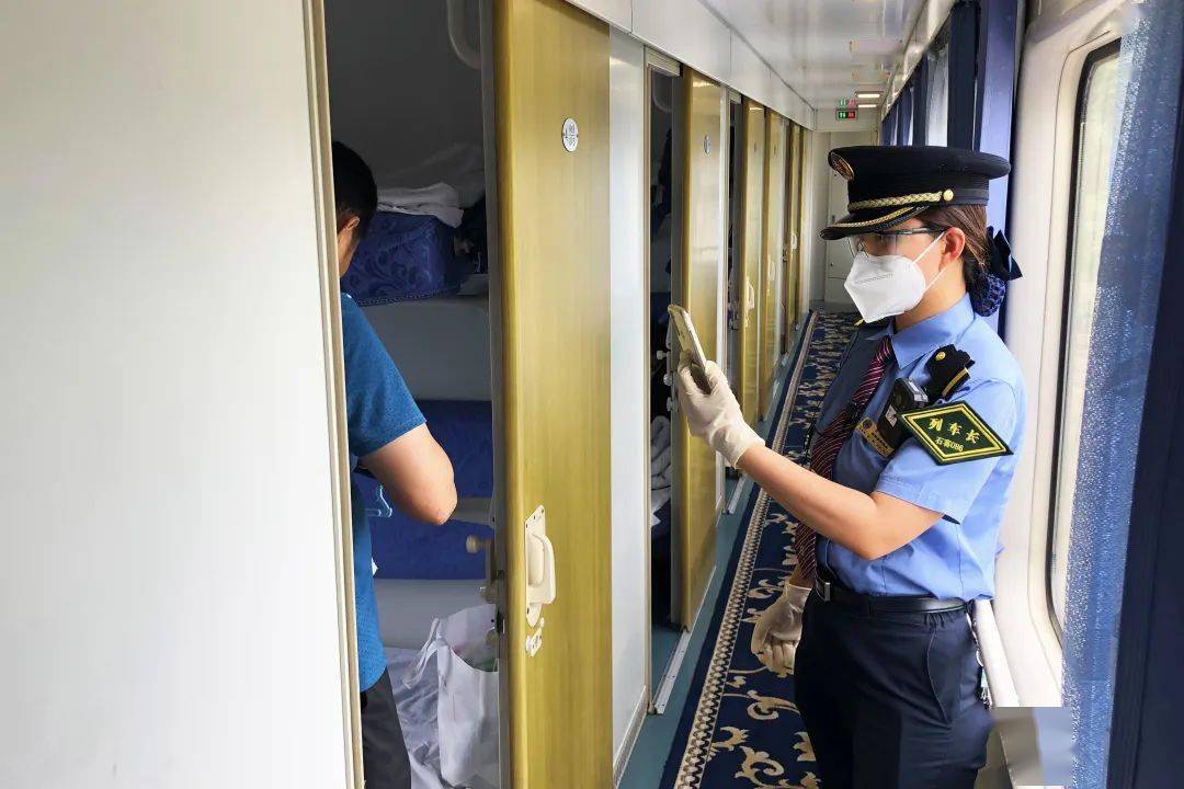 董静雪|高铁乘务员为什么“偷拍”乘客？原来是……