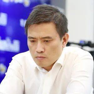 陈富杰出生于广东湛江,13岁时即加入广东省象棋队,并在18岁那年闯进