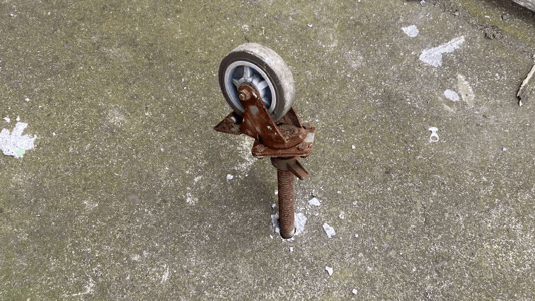 常熟熊孩子高空掷物!三个铁轮从31楼砸下