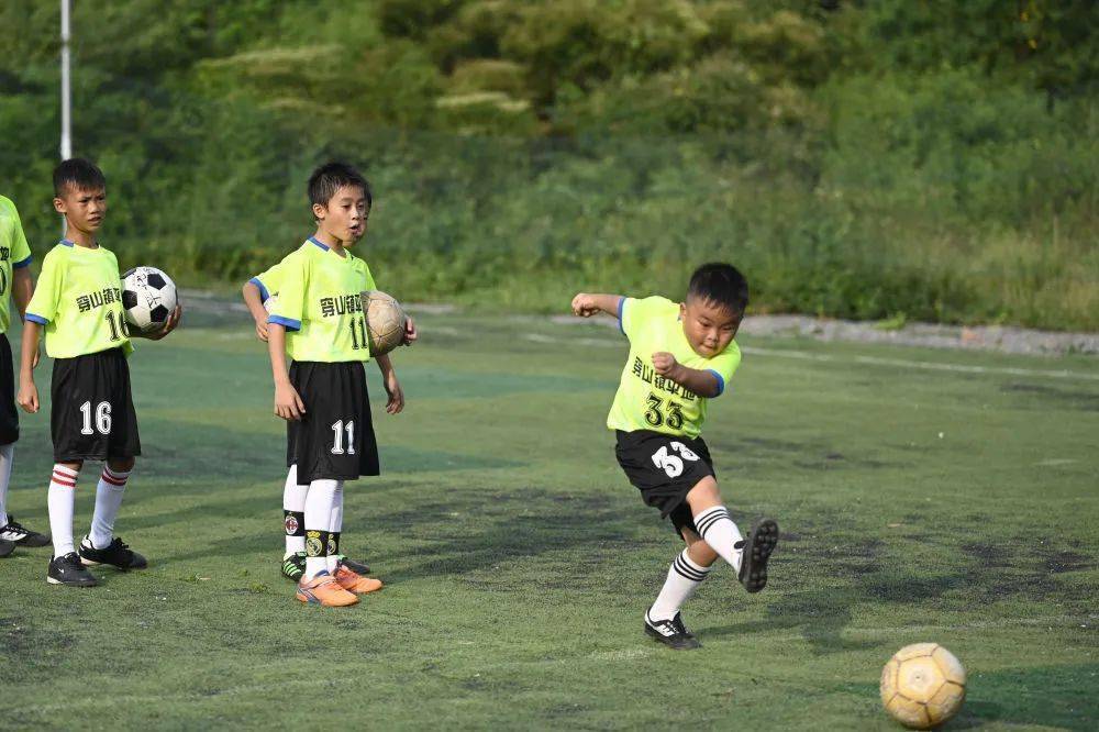 乡村少年圆了足球梦人民日报新华社都在报道柳州这群小球童