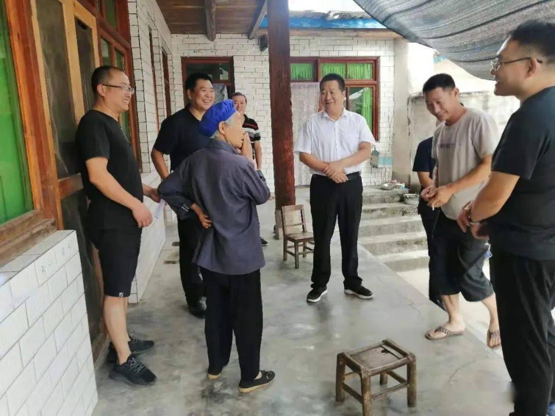 石坊动态刘忠福在石坊镇检查指导当前重点工作