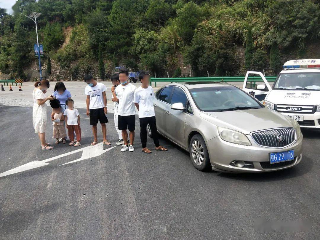 8月5日上午,庐山市公安局交管大队执勤民警在g532国道熊文岭服务区