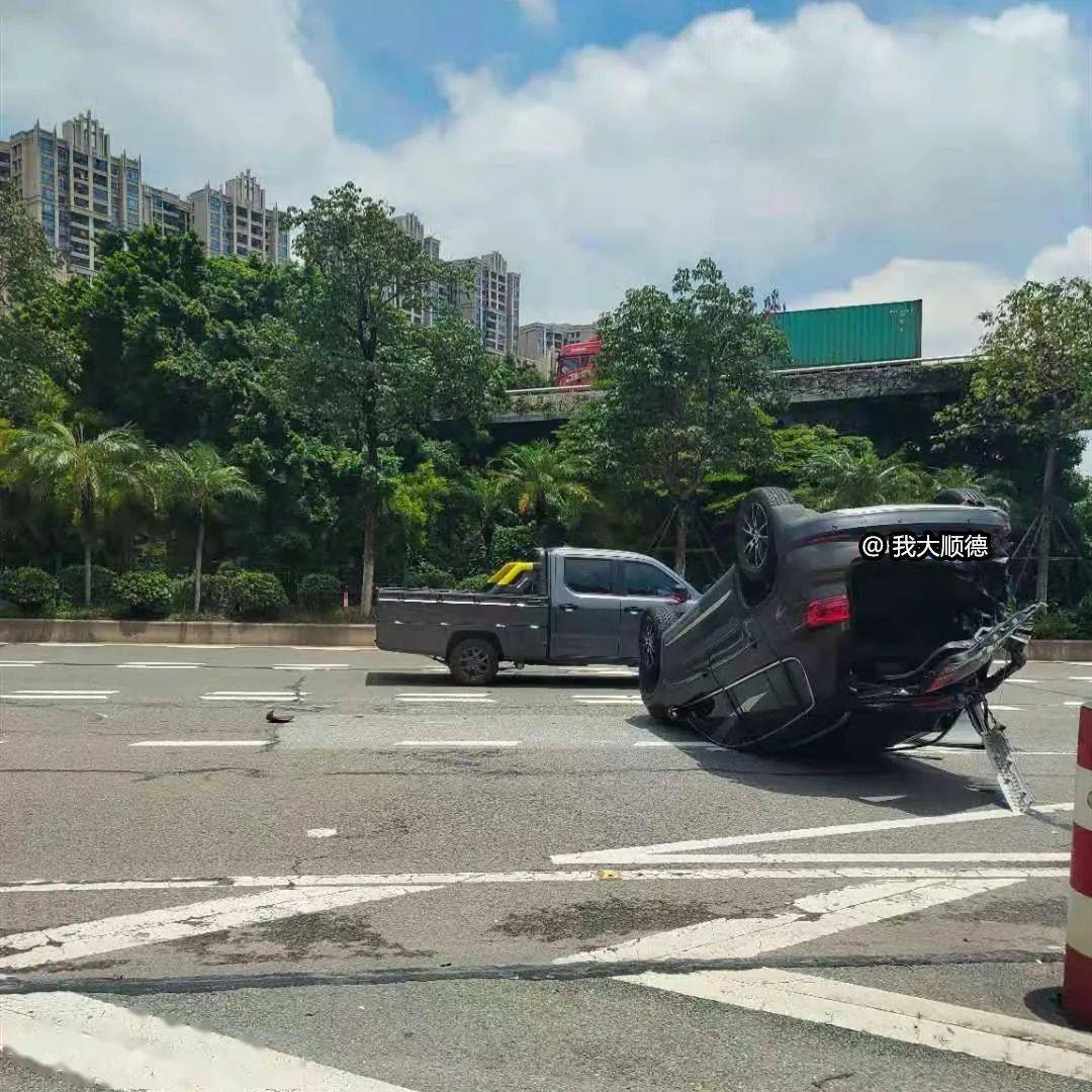 突发顺德105国道伦教路段猛烈车祸汽车四轮朝天
