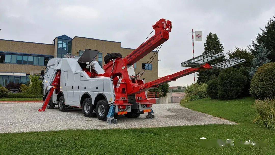 看多了欧洲7大品牌的清障车 来个太脱拉凤凰8x8底盘的如何?