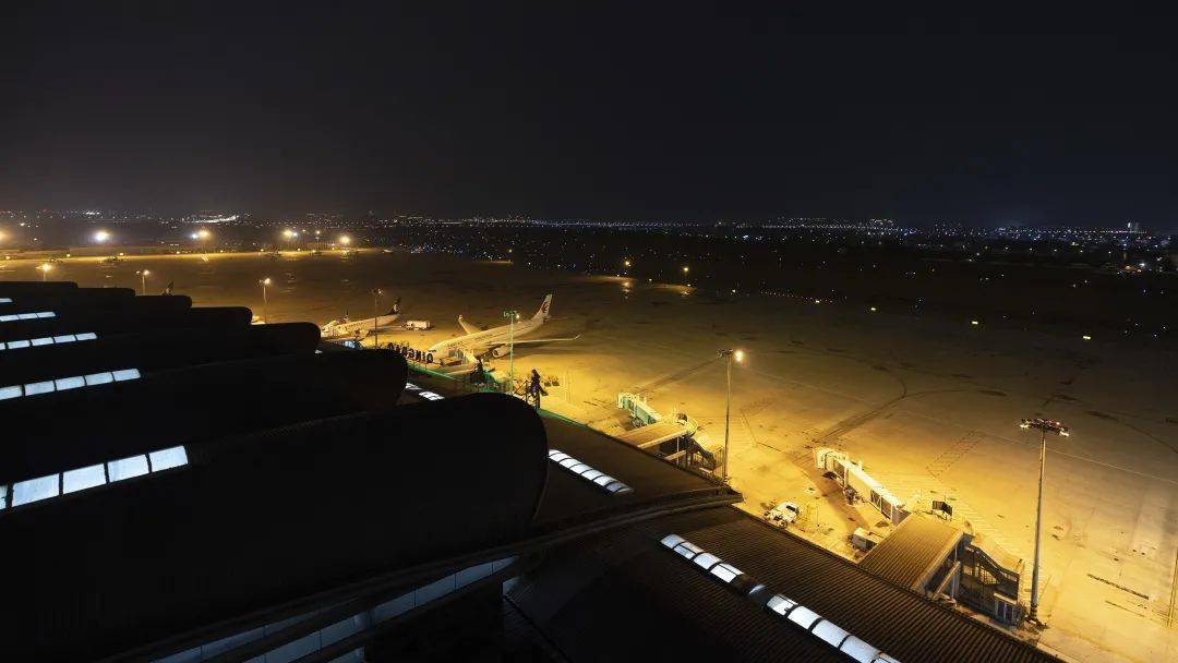 曾经也是城市的地标 摄影:柏森流亭机场的夜晚最后再看一眼,于8月12日
