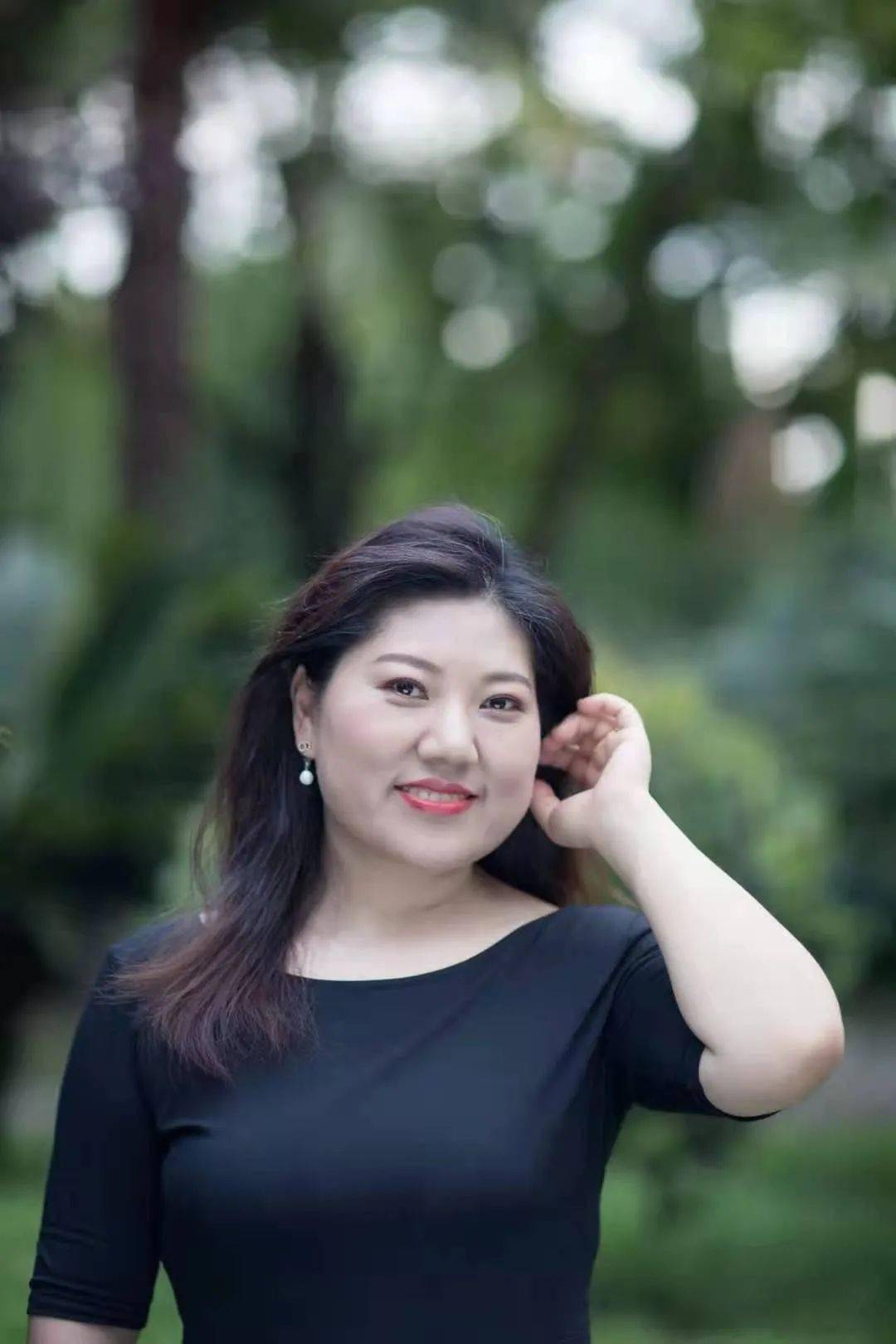 她45岁辞去医院高管转型成为法医秦明的编剧