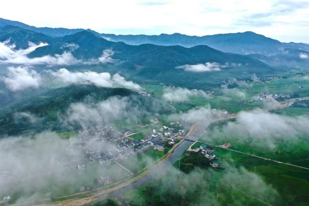 初秋晨霧繚繞,山村朦朧如詩_鉛山縣