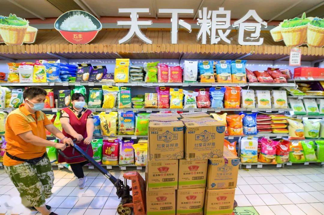 苏果超市庐山路店里,肉类,蔬菜,粮油等货源充足,价格平稳品种丰富.