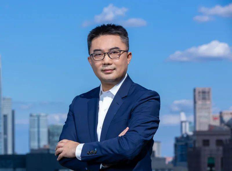 北京金控集团党委书记,董事长范文仲在琉璃飞檐,弧形拱顶,米色立柱等