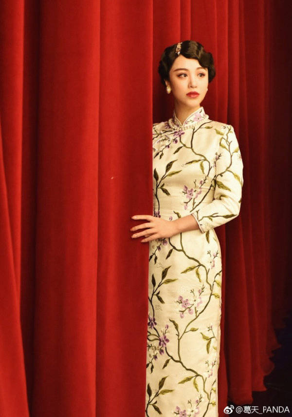 旗袍|葛天旗袍照魅力十足 惊艳红唇诠释“民国女神”