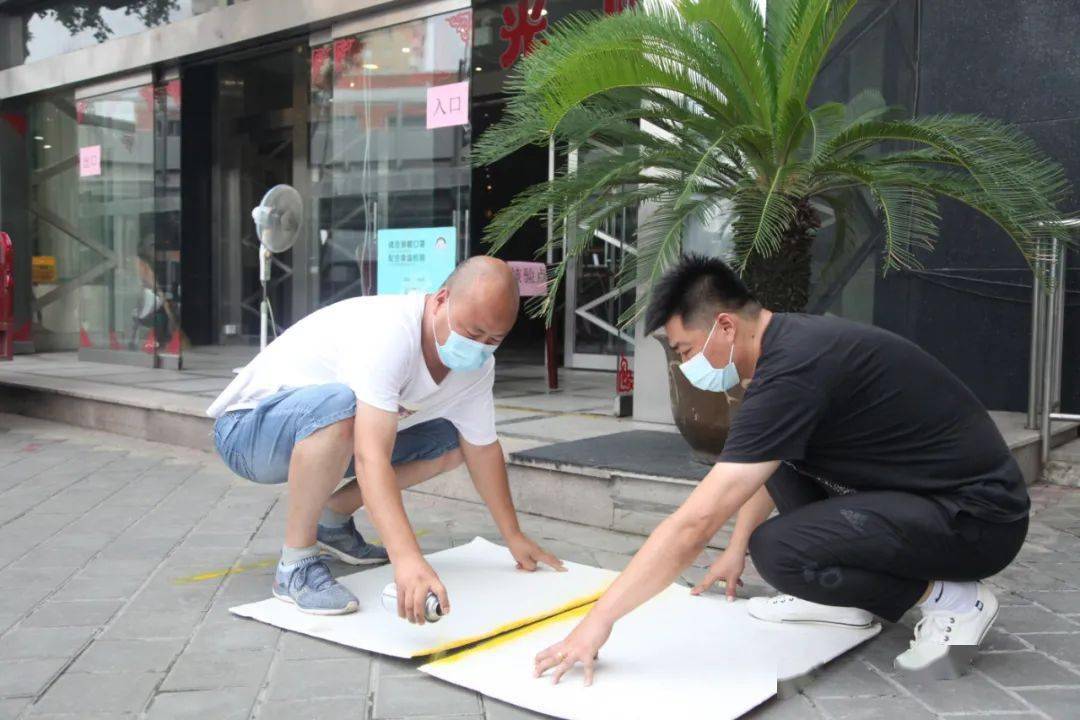 现场还配备了风扇,矿泉水,张贴指引牌……调试网络,喷涂"一米线",最后